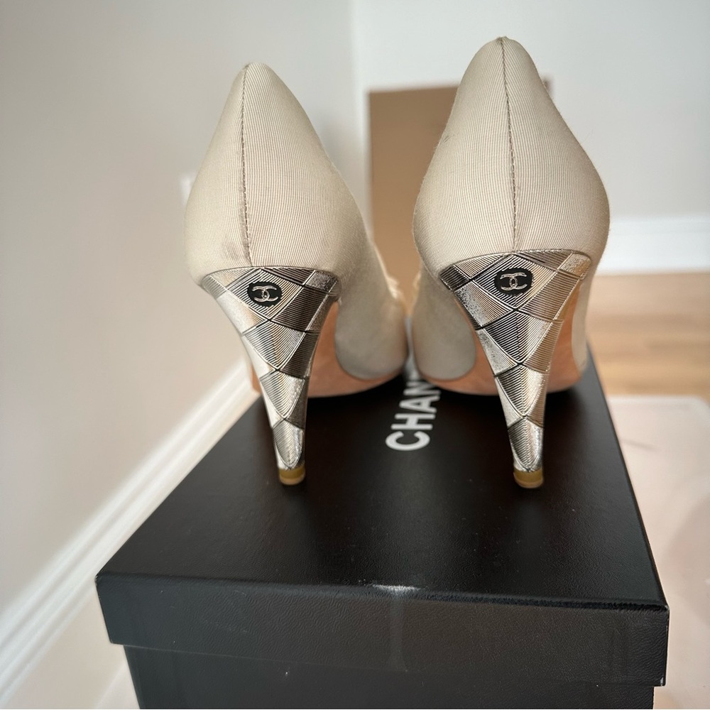 CHANEL Cream Heels with Camellia Floral Accent - Picture 11 of 16